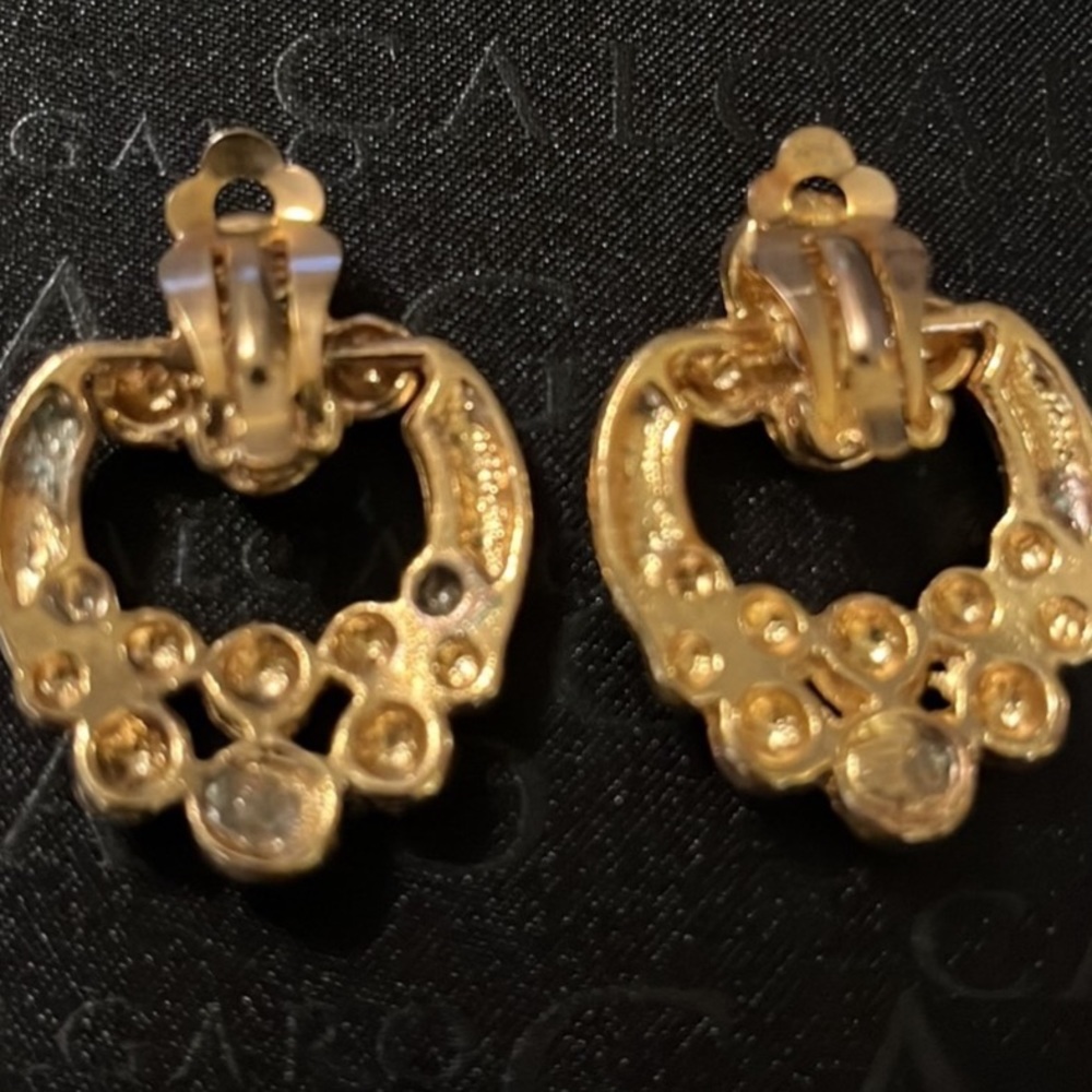 HOST PICK VINTAGE 80’S GOLD TEXTURED RUNWAY CLIP EARRINGS - Picture 4 of 5